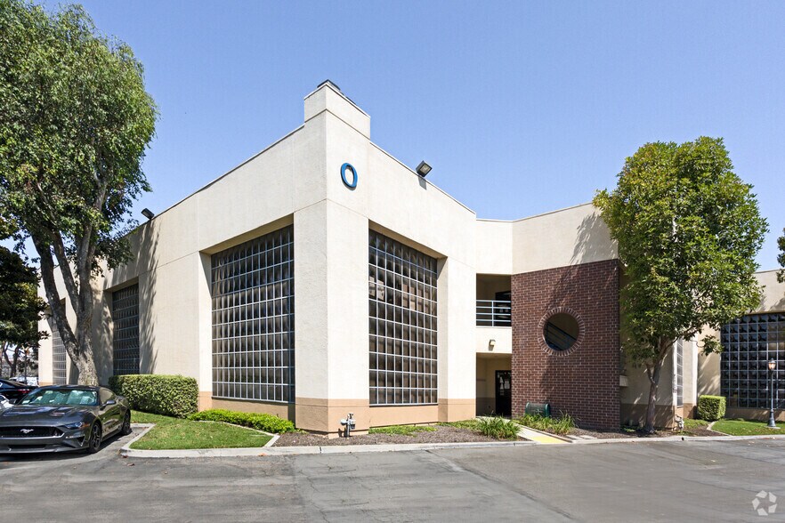 3505 Cadillac Ave, Costa Mesa, CA à louer - Photo principale – Image 1 sur 110