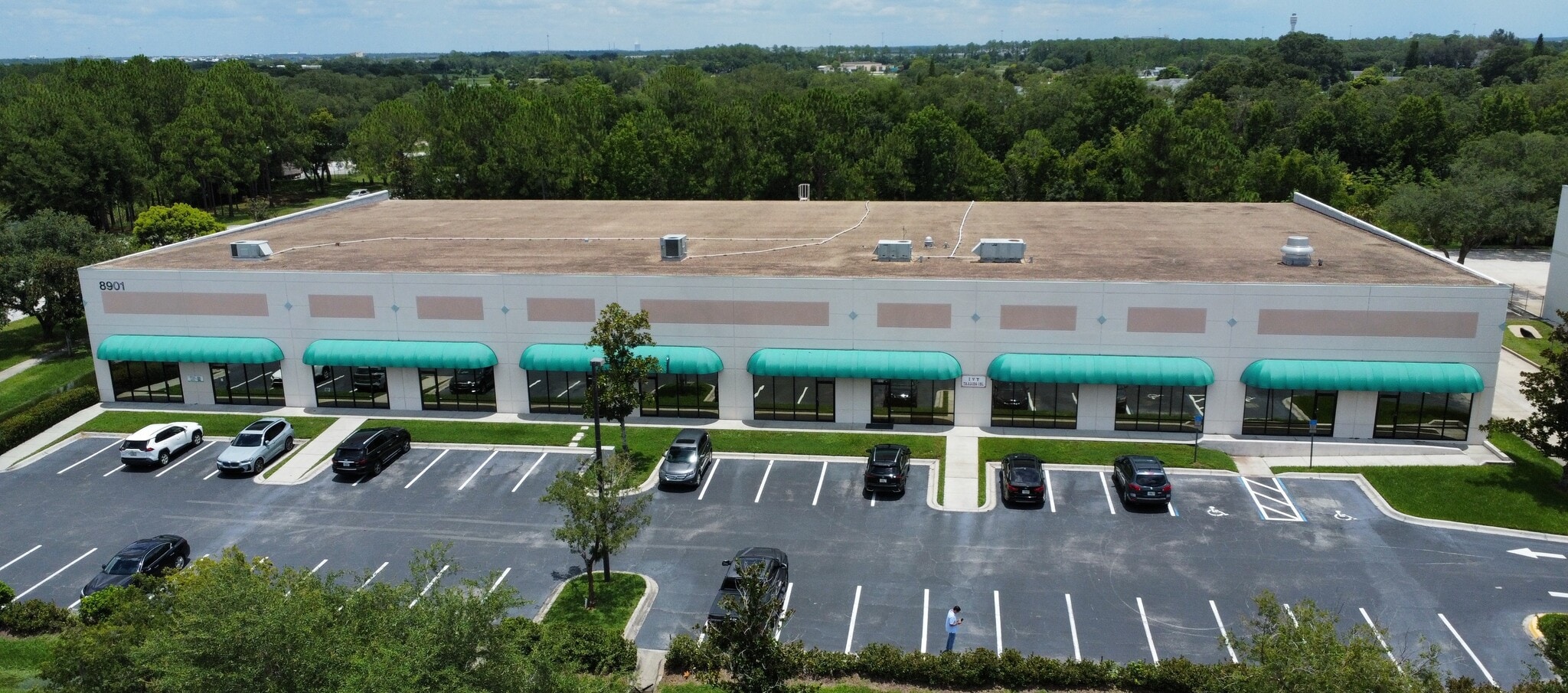 8901 Boggy Creek Rd, Orlando, FL à louer Photo de l’immeuble– Image 1 sur 5