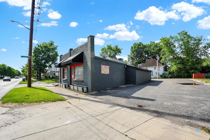 2023 E Southeastern Ave, Indianapolis, IN à vendre - Photo de l’immeuble – Image 2 sur 25