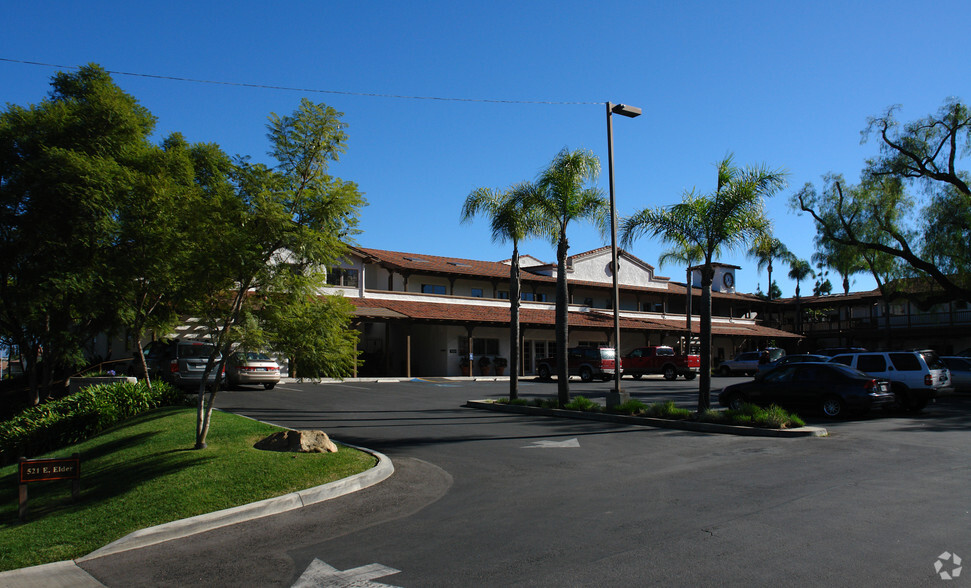 521 E Elder St, Fallbrook, CA à louer - Photo de l’immeuble – Image 2 sur 6