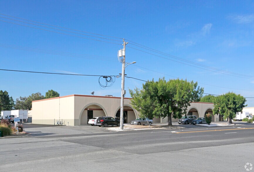 1110-1118 Elko Dr, Sunnyvale, CA à louer - Photo de l’immeuble – Image 3 sur 17