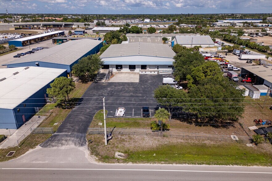 3520 Old Metro Pky, Fort Myers, FL à louer - Photo de l’immeuble – Image 2 sur 40