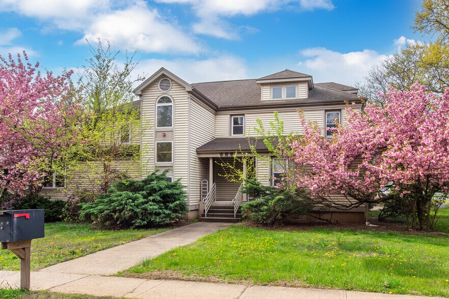 586 E Main St, Bridgewater, NJ à vendre - Photo de l’immeuble – Image 1 sur 25