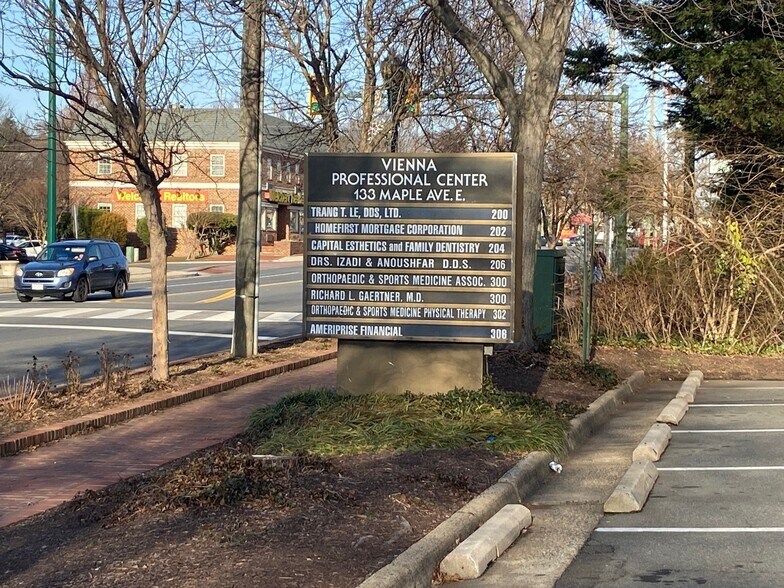 133 Maple Ave E, Vienna, VA à louer - Photo de l’immeuble – Image 2 sur 12