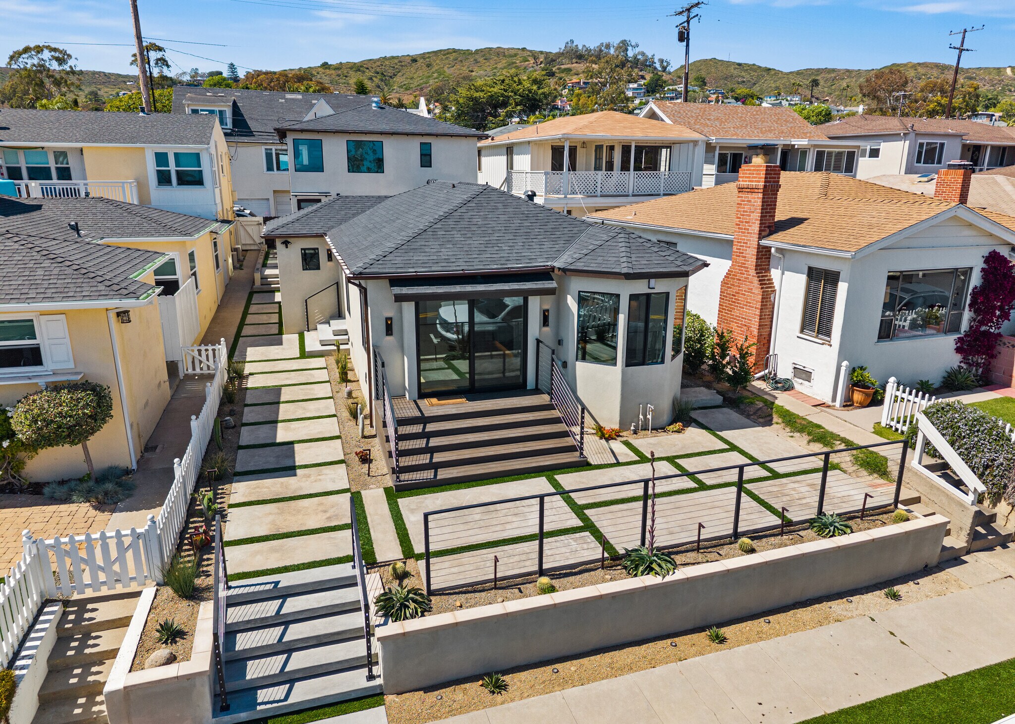 216 Cliff Dr, Laguna Beach, CA à vendre Photo de l’immeuble– Image 1 sur 12
