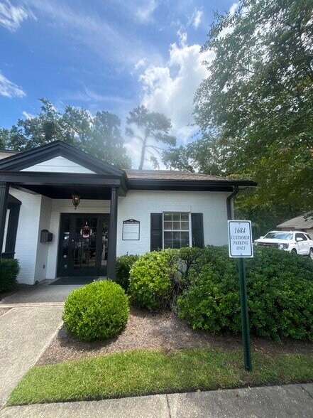 1680-1684 Metropolitan Cir, Tallahassee, FL à louer - Photo de l’immeuble – Image 2 sur 10