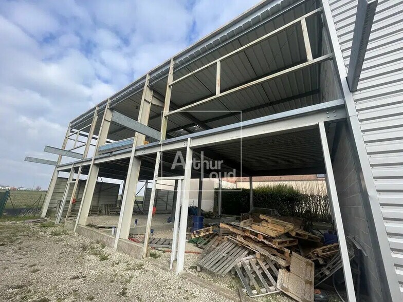 Local d'activités dans Montereau-sur-le-Jard à vendre - Photo de l’immeuble – Image 3 sur 3