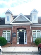 1836 Eastchester Dr, High Point, NC à louer Photo de l’immeuble– Image 2 sur 13