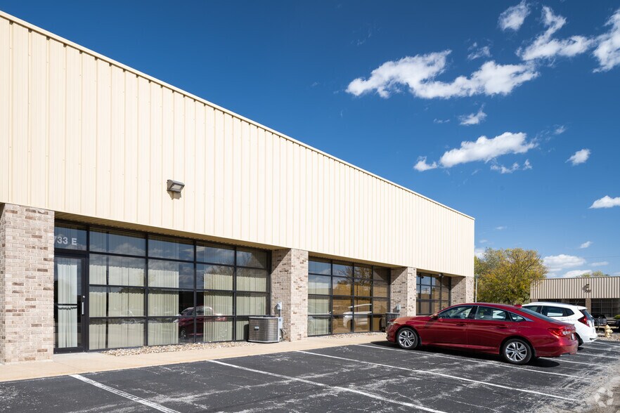717 Crown Industrial Ct, Chesterfield, MO à louer - Photo de l’immeuble – Image 3 sur 4