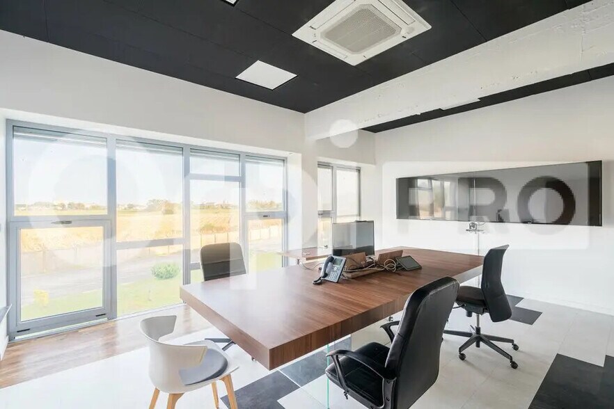 Bureau dans Saint-André-de-Corcy à louer - Photo de l’immeuble – Image 3 sur 12