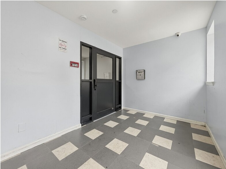 856 E 213th St, Bronx, NY à vendre - Photo de l’immeuble – Image 3 sur 10