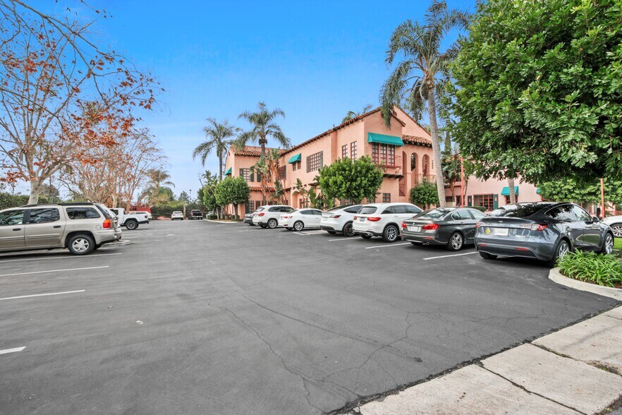 1252-1254 Irvine Blvd, Tustin, CA à louer - Photo de l’immeuble – Image 2 sur 13