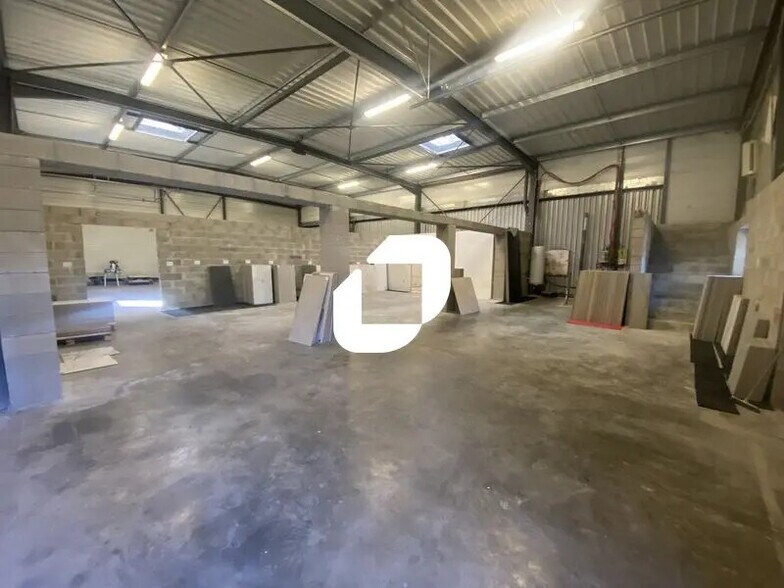 Local d’activités dans SAINT-JEAN-D'ILLAC à louer - Photo de l’immeuble – Image 3 sur 7