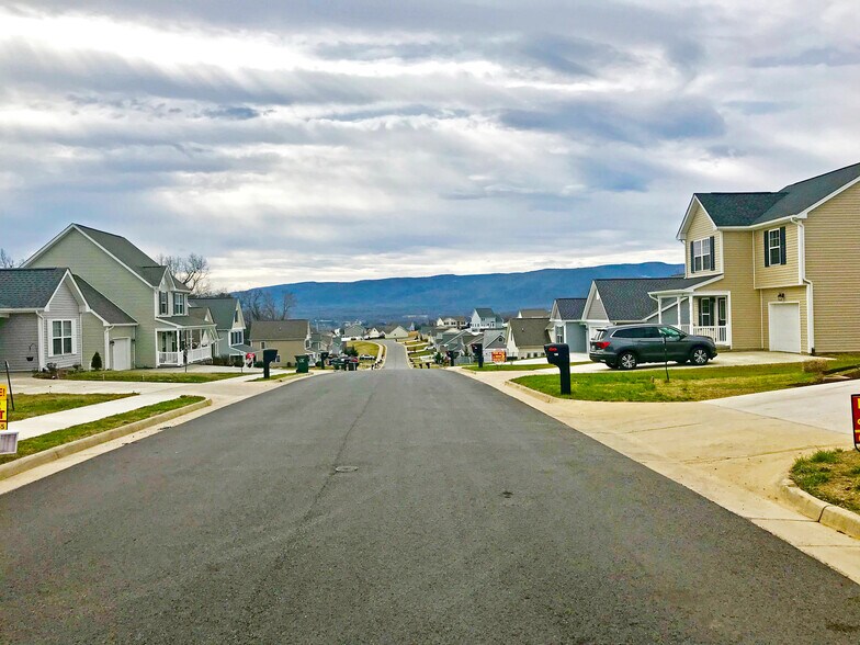 69 Upland Ct, Stuarts Draft, VA à vendre - Photo principale – Image 1 sur 3