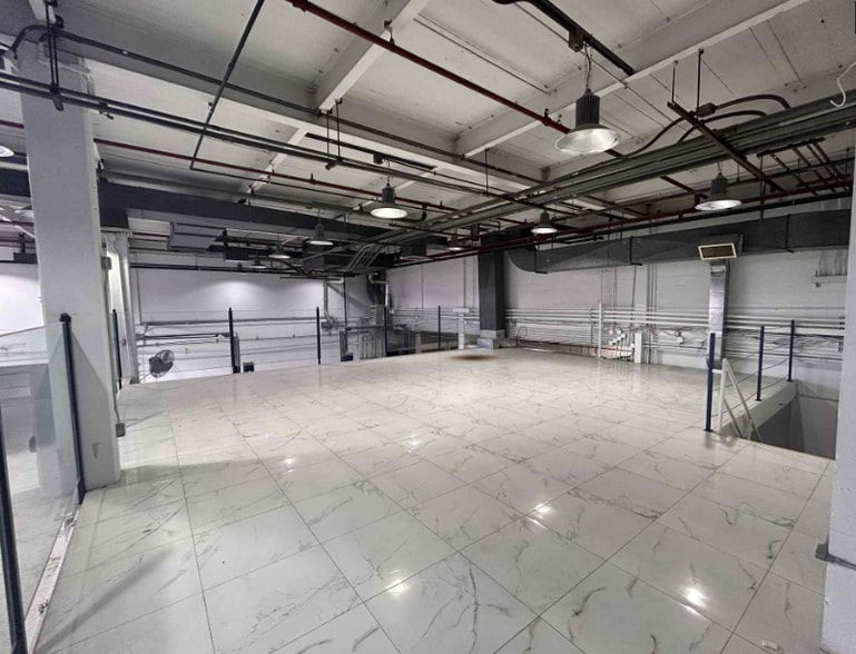 33-20 55th St, Woodside, NY à louer - Photo de l’immeuble – Image 3 sur 7