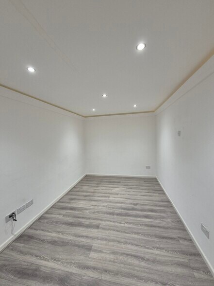 7 Treeview Ct, Liverpool à louer - Photo de l’immeuble – Image 2 sur 3