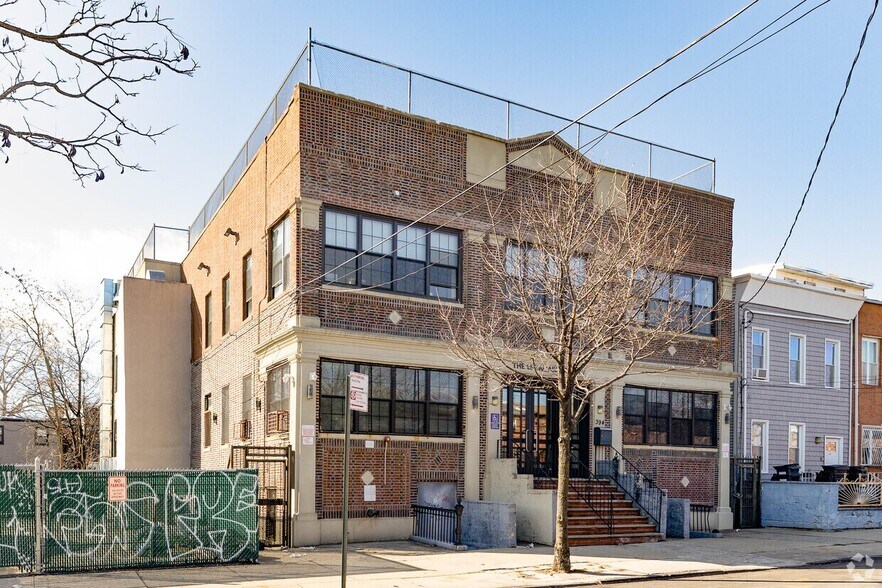 394 Hendrix St, Brooklyn, NY à louer - Photo principale – Image 1 sur 40