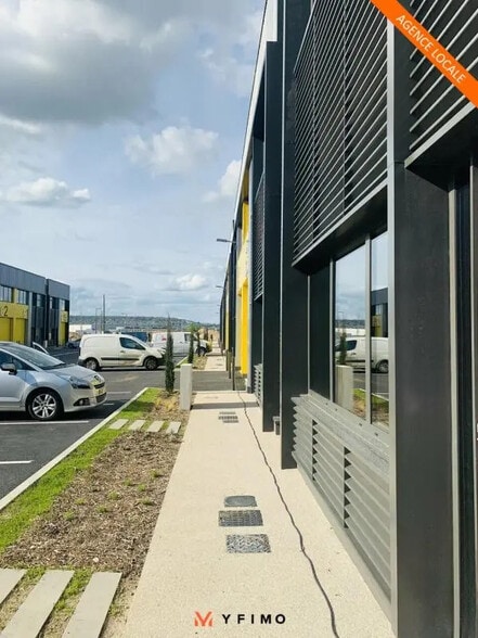 Local d’activités dans Poissy à louer - Photo de l’immeuble – Image 1 sur 5