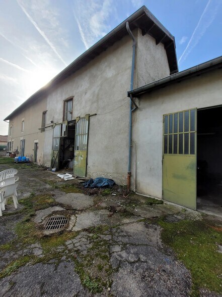 Local d’activités dans Pusignan à louer - Photo de l’immeuble – Image 2 sur 2