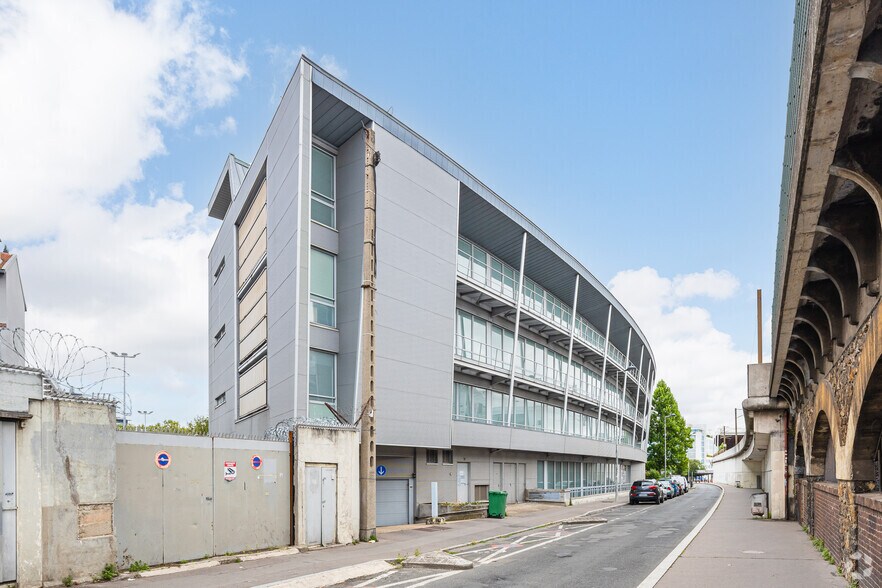 Bureau dans Saint-Denis à louer - Photo de l’immeuble – Image 2 sur 3
