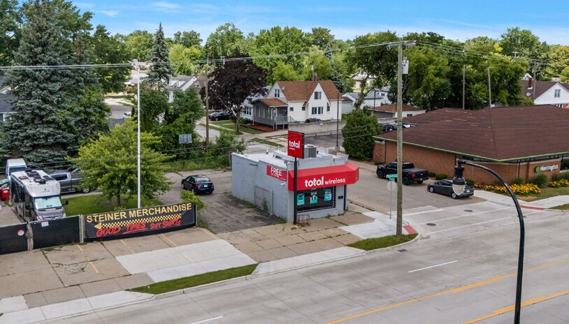 16941 9 Mile Rd, Eastpointe, MI à vendre - Photo de l’immeuble – Image 2 sur 5