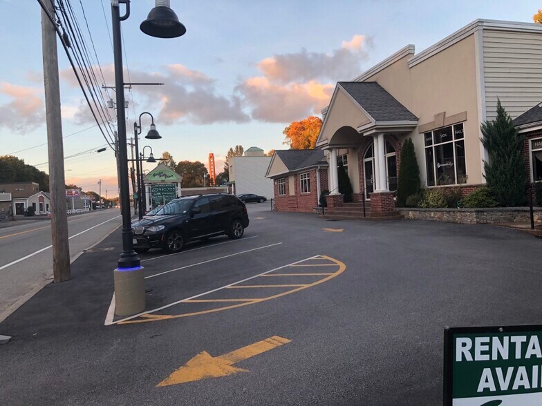 800 Oaklawn Ave, Cranston, RI à louer - Photo de l’immeuble – Image 2 sur 11