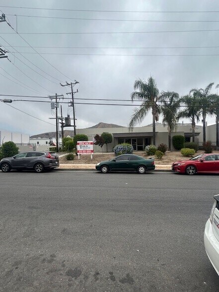 12424 Gladstone Ave, Sylmar, CA à louer - Photo de l’immeuble – Image 1 sur 6