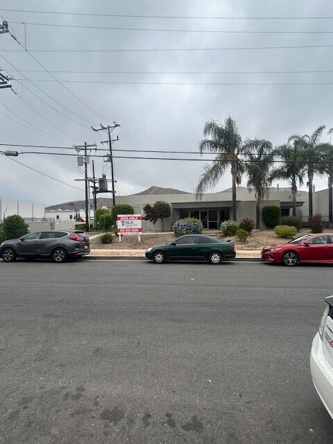 12424 Gladstone Ave, Sylmar, CA à louer Photo de l’immeuble– Image 1 sur 7