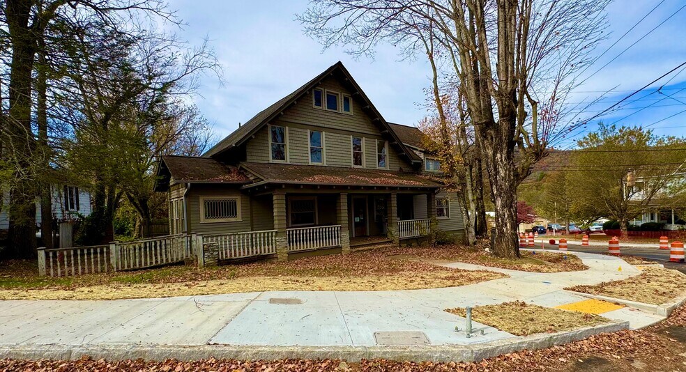 99 Walnut St, Waynesville, NC à vendre - Photo de l’immeuble – Image 1 sur 53