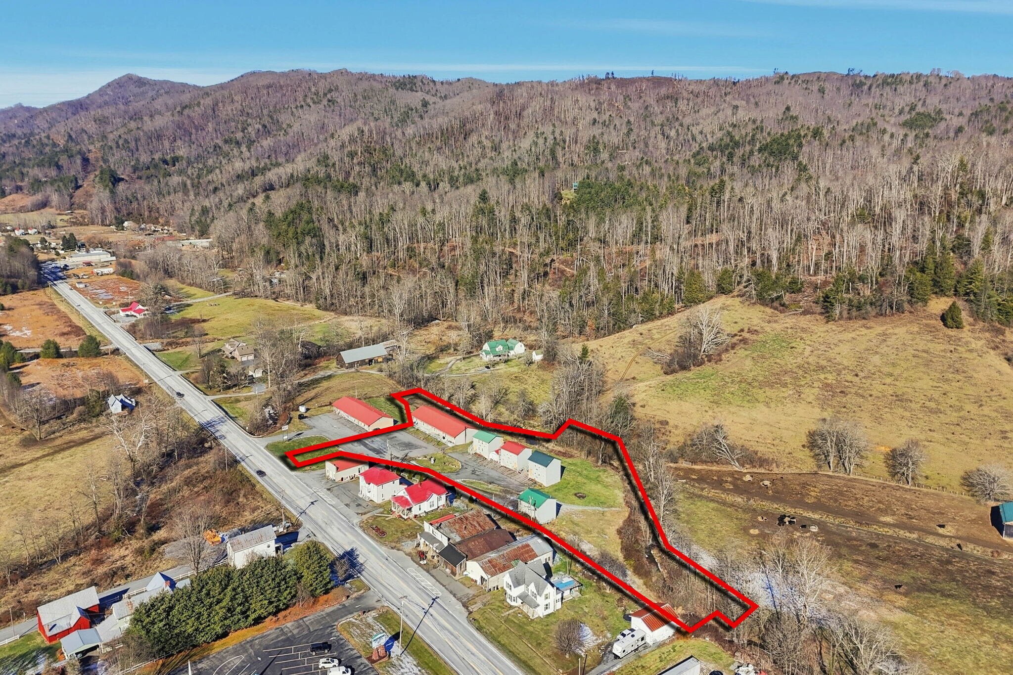 8703 Highway 19 E, Roan Mountain, TN à vendre Photo principale– Image 1 sur 56