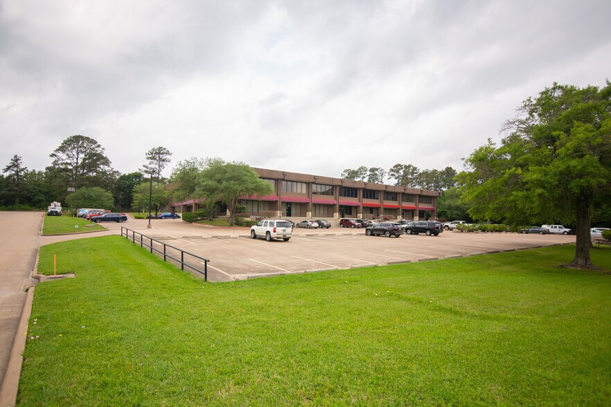 901 Normal Park Dr, Huntsville, TX à louer - Photo de l’immeuble – Image 3 sur 11
