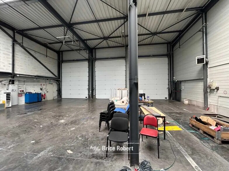 Local d'activités dans Janneyrias à vendre - Photo intérieure – Image 2 sur 6