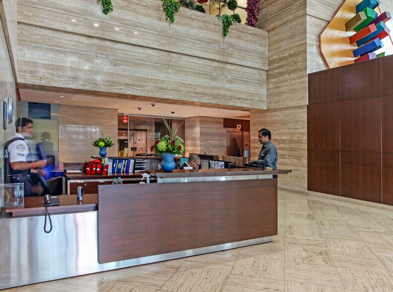 277 Front St W, Toronto, ON à louer - Hall d’entrée – Image 2 sur 8