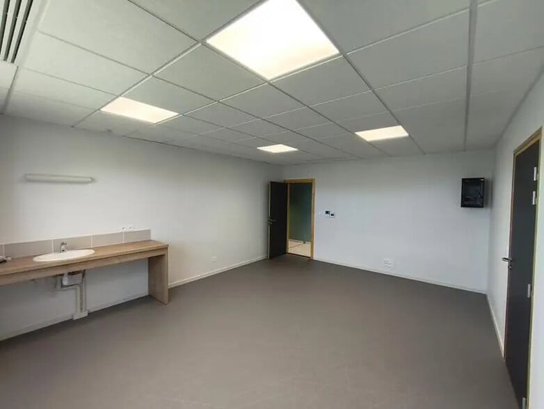 Bureaux/Médical dans Saint-Cyr-sur-Menthon à louer - Photo intérieure – Image 2 sur 8