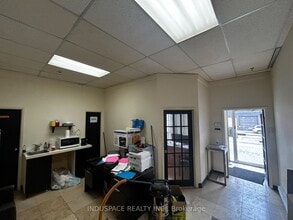 5510 Ambler Dr, Mississauga, ON à louer Photo intérieure– Image 2 sur 4