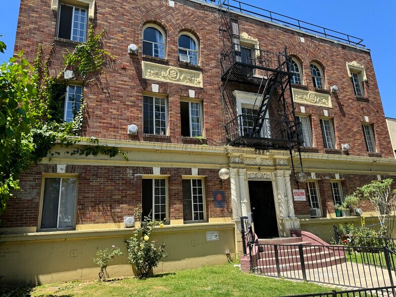 233 N Kenmore Ave, Los Angeles, CA à vendre - Photo principale – Image 2 sur 19