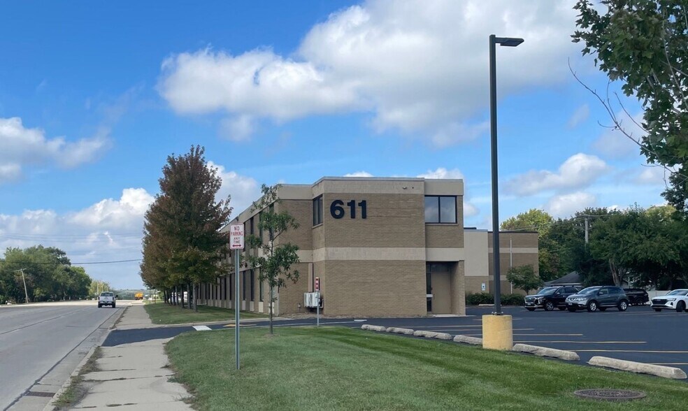 611 E Main St, East Dundee, IL à louer - Photo de l’immeuble – Image 2 sur 6