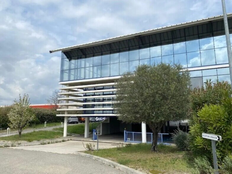 Local d’activités dans Aix-en-Provence à louer - Photo de l’immeuble – Image 2 sur 5