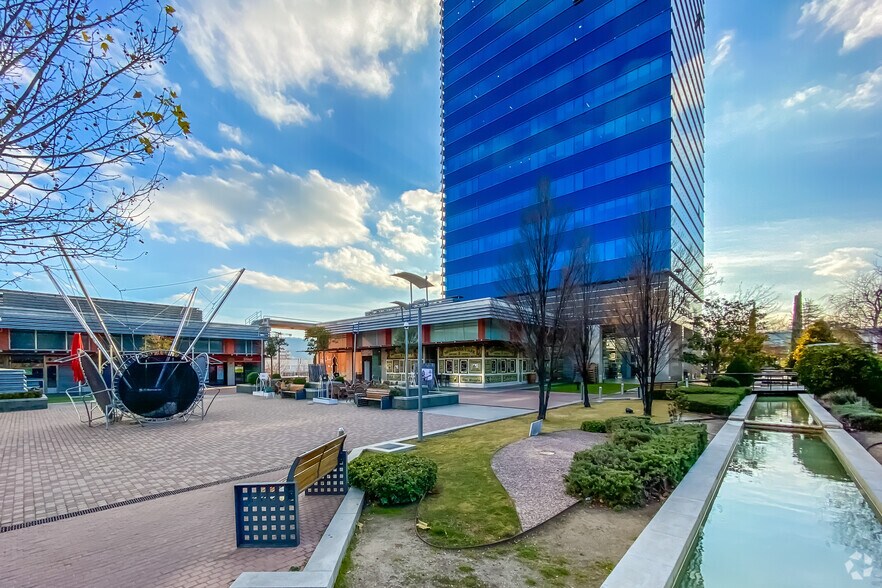 Local commercial dans Alcalá de Henares, Madrid à vendre - Photo de l’immeuble – Image 3 sur 10