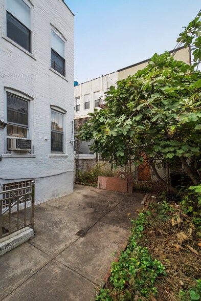 1811 72nd St, Brooklyn, NY à vendre - Photo de l’immeuble – Image 3 sur 4