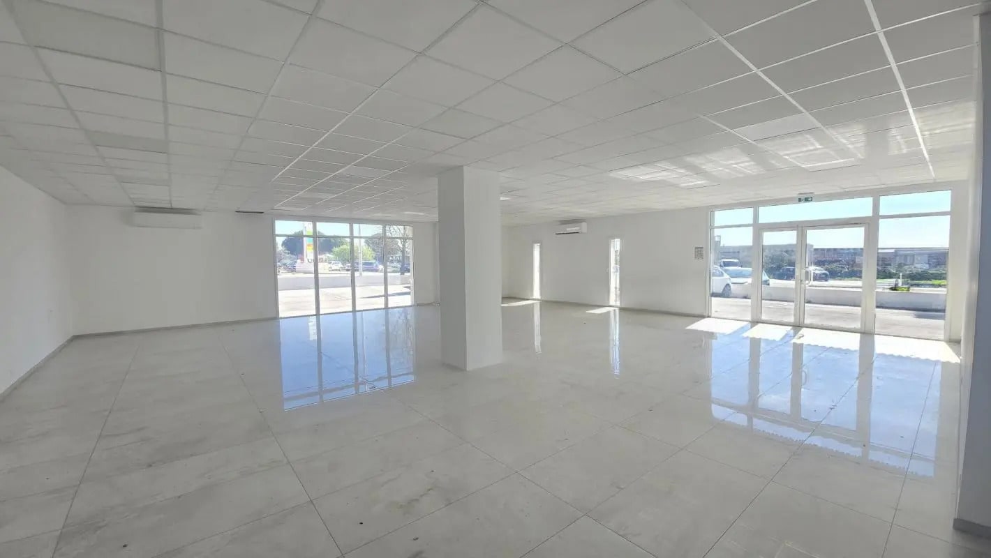 Local commercial dans Solliès-Pont à louer Photo intérieure– Image 1 sur 5