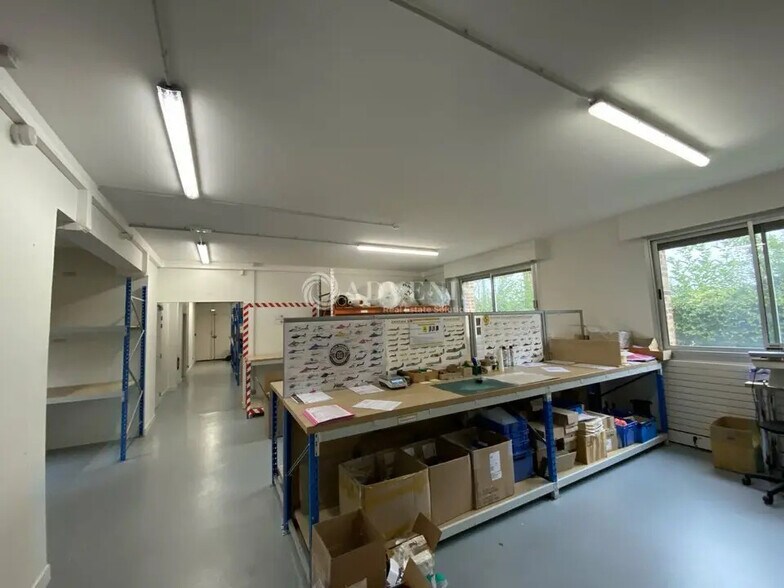 Local d'activités dans Buc à vendre - Photo intérieure – Image 2 sur 7