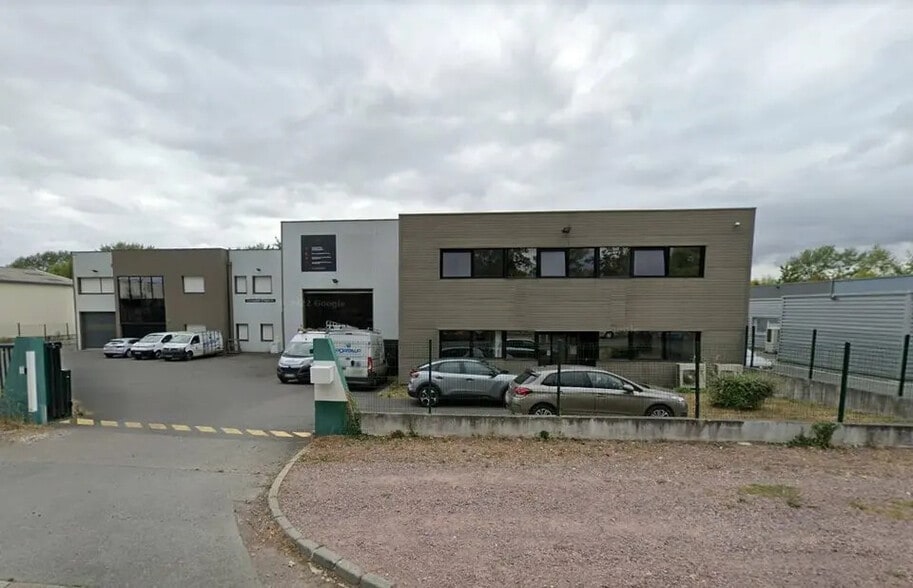 Local d’activités dans Cormelles-le-Royal à louer - Photo de l’immeuble – Image 2 sur 8