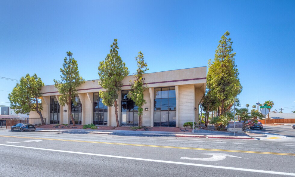 1100 E Bridger Ave, Las Vegas, NV à louer - Photo de l’immeuble – Image 1 sur 8