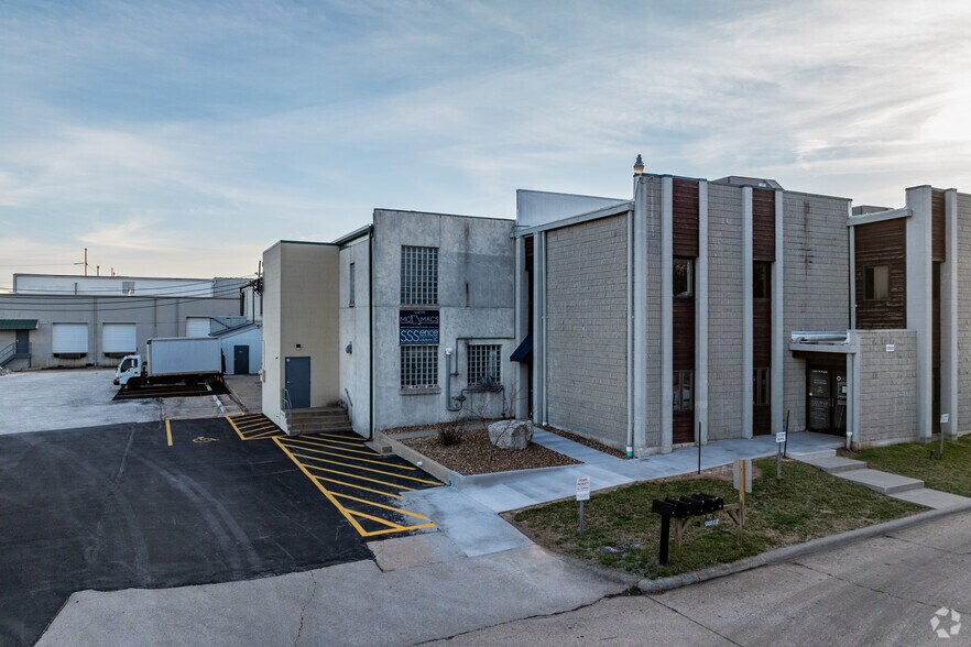 1300 W Poplar St, Springfield, MO à louer - Photo de l’immeuble – Image 3 sur 5