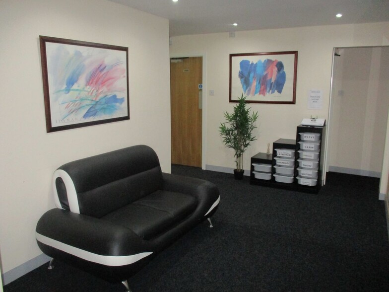 10-12 Westgate, Skelmersdale à louer - Hall d’entrée – Image 1 sur 25
