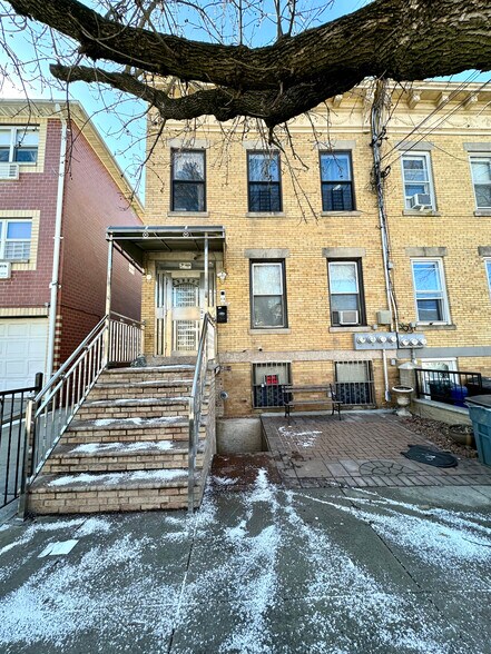 6634 74th St, Flushing, NY à vendre - Photo de l’immeuble – Image 1 sur 15