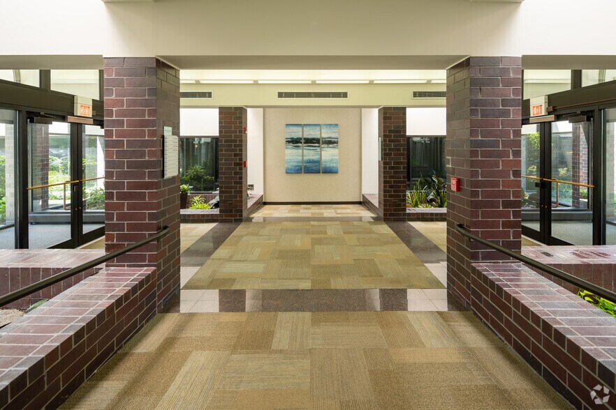 450-500 E Diehl Rd, Naperville, IL à louer - Hall d’entrée – Image 3 sur 23