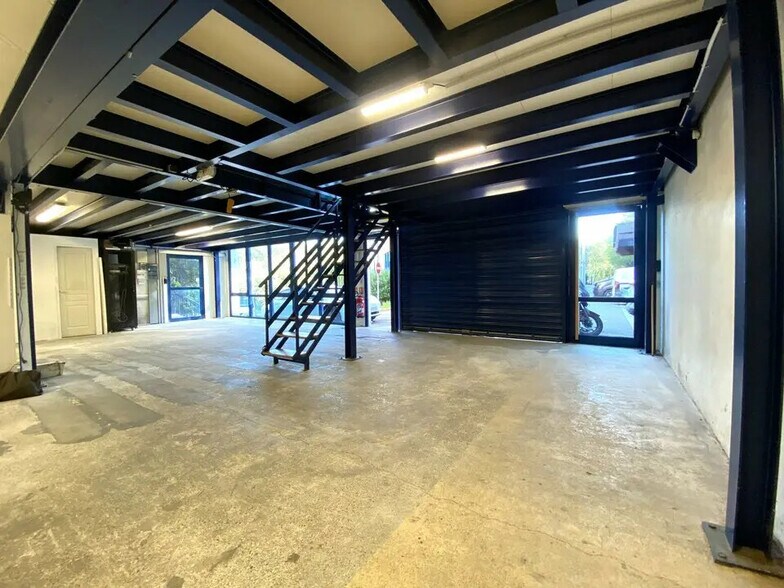 Industriel/Logistique dans Vallauris à louer - Photo de l’immeuble – Image 2 sur 11