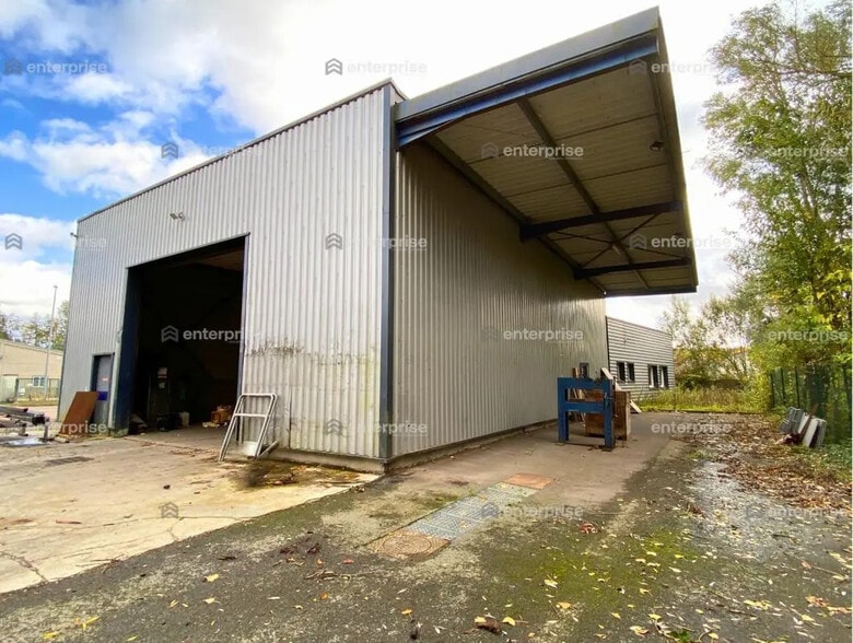 Local d’activités dans Chevrières à louer - Photo de l’immeuble – Image 2 sur 6